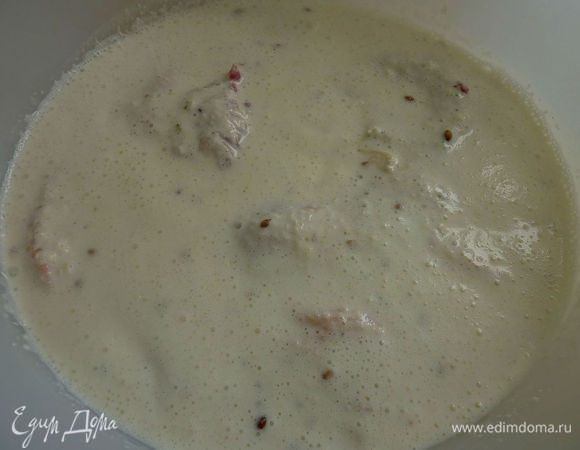 В большую миску сложить вымытую и высушенную курочку. Залить курицу маринадом. Мариновать курицу в холодильнике часов 6 и более (до суток). 
