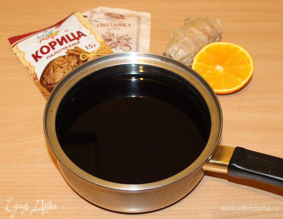 В кастрюлю с горячим вином добавить имбирь, специи, сахар по вкусу.