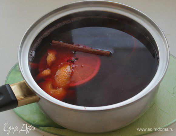 С апельсина срезать цедру тонкими полосками (только оранжевую часть), выжать сок. Помешать до растворения сахара и нагревать на очень маленьком огне в течение 5–7 минут, не позволяя смеси кипеть. Снять с огня, закрыть крышкой и дать напитку настояться несколько часов. Потом процедить.