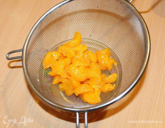 Слейте жидкость с мандаринов.