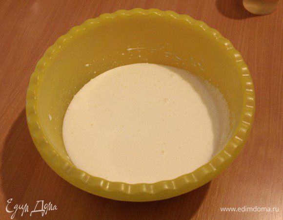 Взбейте яйца, сахар и ванильный сахар.