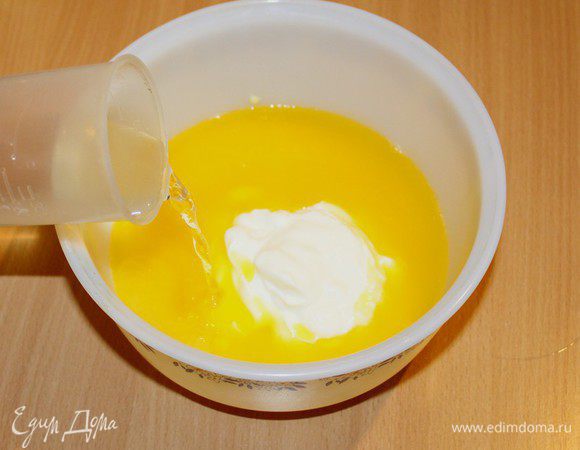 Смешайте масло и сметану, добавьте лимонад (лучше " Дюшес")