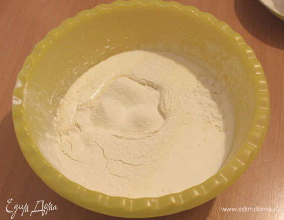 По частям вмешивайте муку и яичную массу.