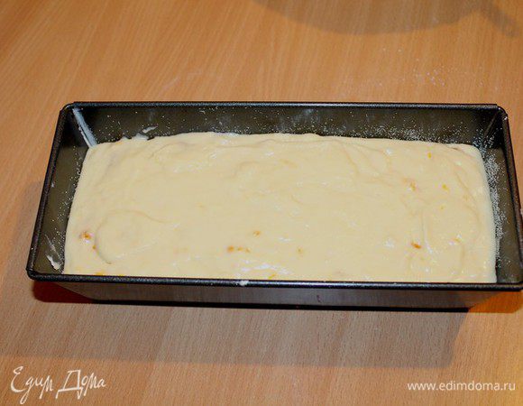 Форму для выпечки смажьте и присыпьте мукой. Разогрейте духовку до 180-200С. Тесто выложите в форму, поставьте в духовку и выпекайте 35-40 минут.