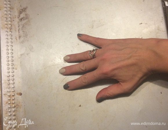 Совет урвала от кондитера-шефа. Перед нанесением крема слегка прижмите ваш корж холодным противнем. Не волнуйтесь, ничего не сломается, звук услышите, но все будет ок! Ваш корж станет профессионально идеальным. 