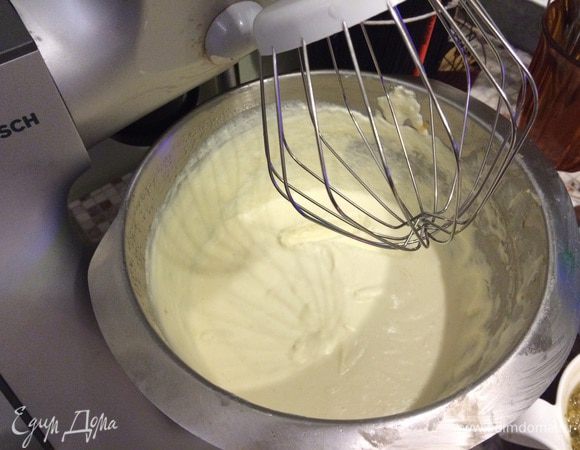 Крема даю очень много. Если хотите один торт, смело делите ингредиенты на два. Но! Этот крем в праздники не пропадет, и может стать прекрасным чизкейком, с введенными 2 ложками муки, или облегченной альтернативой калорийного наполнителя тирамису и трайфлов. Вот уж тут море бескрайнее вариантов. А у вас крем как раз останется, это же два сладких блюда без проблем!

Прочитайте принцип поймете и вперед за своим идеалом. Это как с мороженным 4 сыра http://www.edimdoma.ru/retsepty/70364-lenivoe-morozhenoe-4-syra :-)