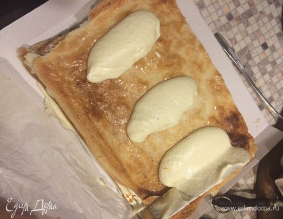 Итак, крем! От чизкейка берем сливочный сыр (например, карат выпускает сейчас аналог "Филадельфии" - "Violet" называется), крем-фреш (в нашем географическом случае сметану), сливки, мелкий сахар или сахарную пудру по вкусу (вкус скорректируете чуть ниже) и стручок ванили. Сливочный сыр обязательно комнатной температуры. Все вместе взбиваем. 

От тирамису позаимствуем сырые яйца, ничего не отделяя вводим во взбитую массу по одному яйцу и творожный сыр 40-80% (в нашем санкционном случае, Маскарпоне  выпускают наши отечественные бренды Umalat и Ungrandeт, можно творожный Альметте взять). Для облегчения крема и поддержки лениво-легкого концепта, а также из любви к небольшой кислинке, половину предполагаемого объема Маскарпоне заменяю 5% деревенским творогом, протертым через сито. По ложке за раз вводим в нашу крутилку. 

Добавляем половину карамельного или выпаренного кленового сиропа (консистенция и у того и другого меда средней жидкости), с сахаром сначала не горячитесь, попробуйте крем, должно быть чуть слаще, чем надо.

Теперь все выше взбитое (на самом деле за 5 минут) хозяйство (вместо традиционного заварного желтково-молочного крема) вводим небольшими частями во взбитое добела сливочное масло - здравствуй "Наполеон" :-)

Выкладываем на карамельную сторону коржа щедрой рукою. Понимаете теперь, да? Помимо вкуса, карамель не дает размокнуть коржу, это же не бисквит, важно сохранить хрустящую слоеность.