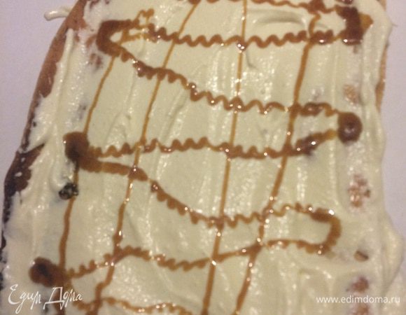 Разравниваем крем и наносим несколько акцентов-полосочек сиропом.