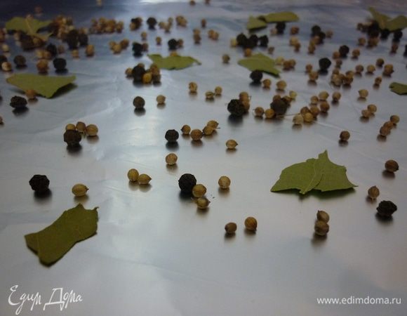 Этот шаг я добавила от себя. Расстелить фольгу, на нее красиво рассыпать кориандр, перец горошком, лаврушку.