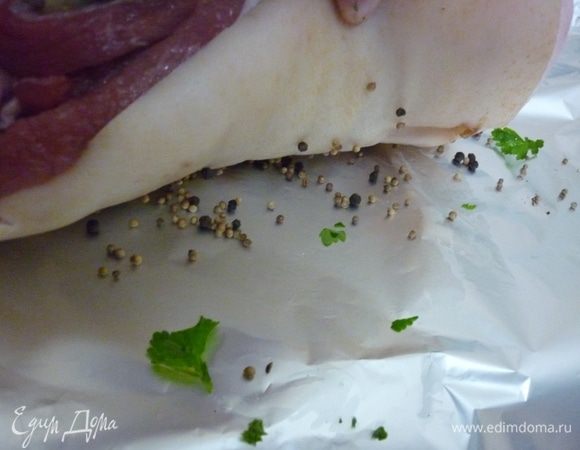 На эту подушечку пряную укладываем просолившееся сальце.