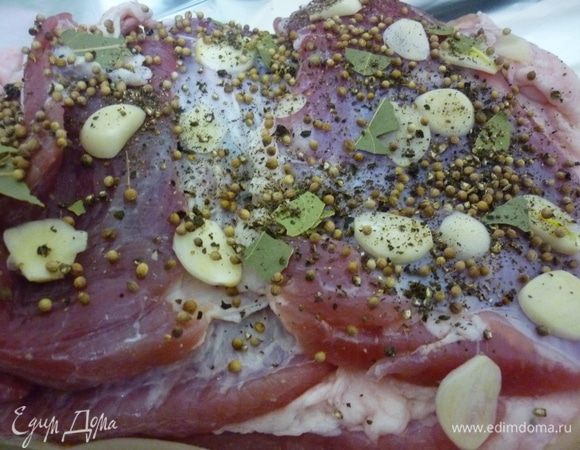 Теперь сало сверху щедро припорошить молотым перцем, кориандром и чесноком.