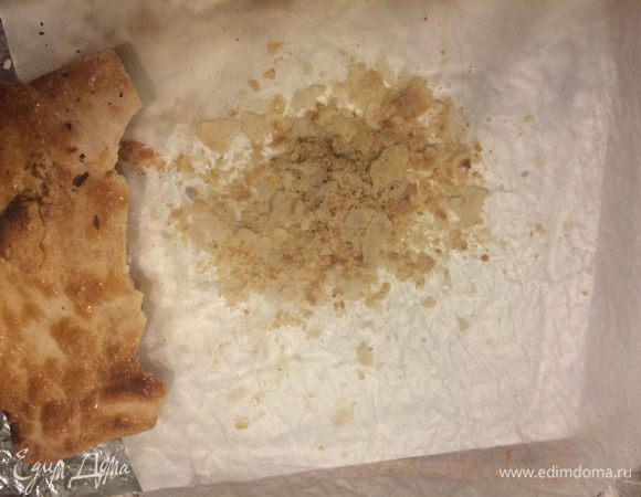 
Повторяем процедуру n-e количество раз. Сверху по традиции присыпаем крошкой из слоеного коржа. 