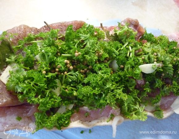 Теперь сверху богато украсить зеленью. У меня кудрявая петрушка, но с укропом, даже с мороженным, вкуснее.