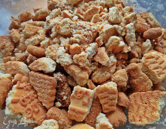 Печенье можно перемолоть с помощью техники, но у меня печенье было рассыпчатое и легко перетёрлось обычной толкушкой.