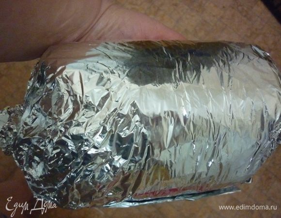 А теперь уточню, почему я добавила фольгу. В фольгу мясо проще завернуть так, чтоб горошки пряностей равномерно распределились по шкурочке. Заворачиваем сало в рулет, заворачивая его в фольгу. получается милая мясная "конфетка"