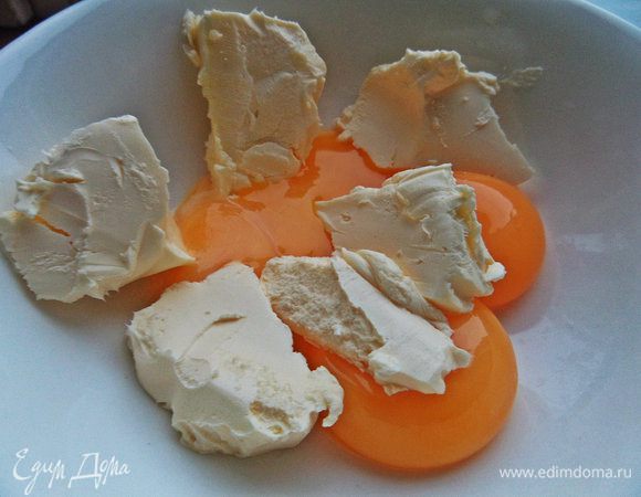 Желтки отделяем от белков и растираем с мягким маслом (достаём заранее). Если печенье сухое, то масла понадобится больше!