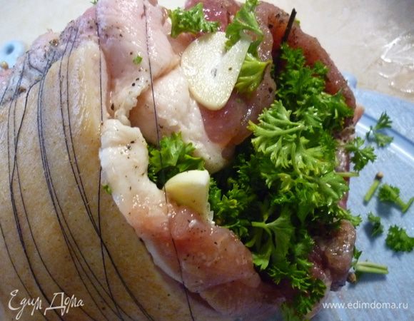 В принципе, можно и без фольги. В Тамбовской глубинке фольгу я видела только на шоколадке. Дед обходился без нее. Сало свернуть в рулет, обвязав шпагатом или ниткой, как я.