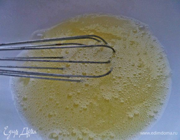 В белки добавляем щепотку соли.