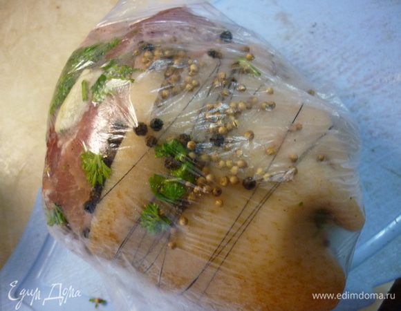 А потом рулет помещаем в полиэтиленовый крепкий пакет, насыпав в него кориандр и перчик. Постараться надо пряности равномерно распределить по шкурочке. 