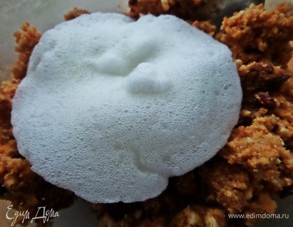 Перекладываем в крошку печенья в самом конце и осторожно перемешиваем.