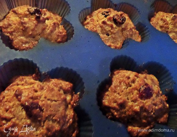 Даём остынуть в формочках и вынимаем. Посыпаем пудрой.