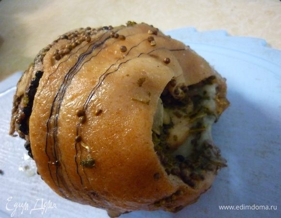 Утром пакет с салом достать из кастрюли, остудить (если хватит терпения). Тут самое важное - сдержать себя, потому что квартира к тому времени наполняется божественным ароматом, а пищеварительный тракт пищит от готовности к пищеварению.