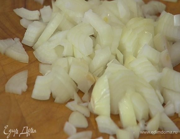 Лук почистить и порубить.