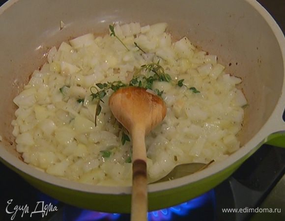 Разогреть в сковороде по 1 ч. ложке сливочного и оливкового масла, выложить лук, добавить веточки тимьяна, лавровый лист, слегка посолить, поперчить и обжарить.