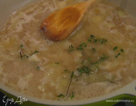 Когда лук станет прозрачным, влить рыбный бульон, херес и уварить жидкость вполовину.