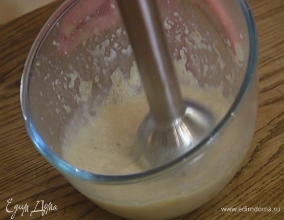 Слить бульон через сито, удалить веточки тимьяна и лавровый лист, а затем измельчить лук погружным блендером, подливая небольшими порциями процеженный бульон, так чтобы получилась консистенция густого соуса.