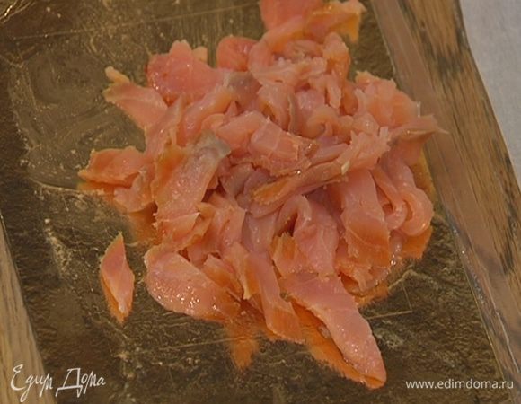 Семгу нарезать тонкими полосками.