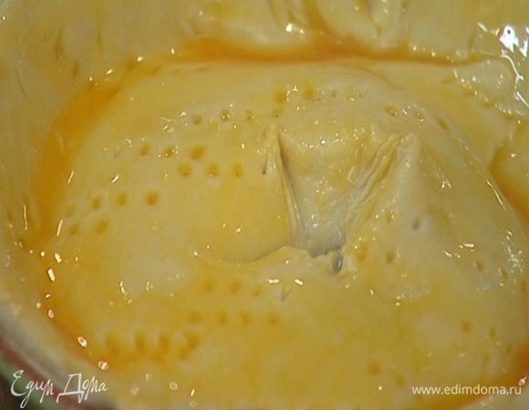 Желток взбить вилкой со щепоткой соли, смазать тесто и сделать в центре крестообразный разрез.