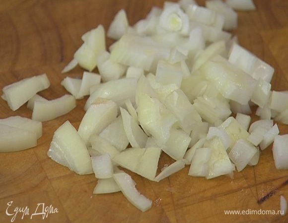 Лук почистить и мелко порезать.