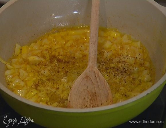 Разогреть в сковороде сливочное и оливковое масло, выложить лук, добавить шафран, сванскую соль, слегка поперчить и обжарить.