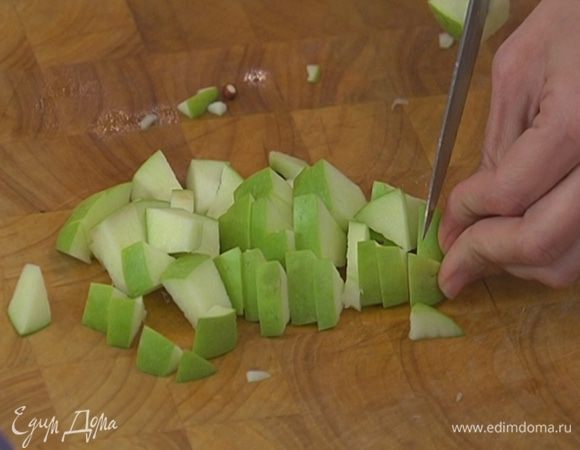 Яблоко, удалив сердцевину, нарезать небольшими кусочками.