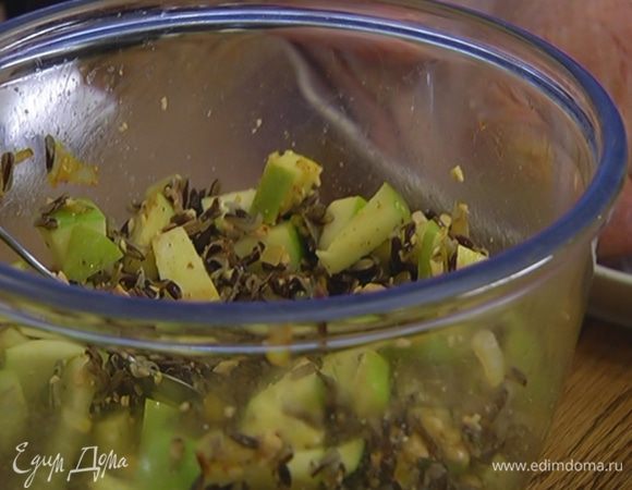 Готовый рис соединить с измельченными орехами, яблоками и обжаренным луком, все немного посолить, поперчить и перемешать.