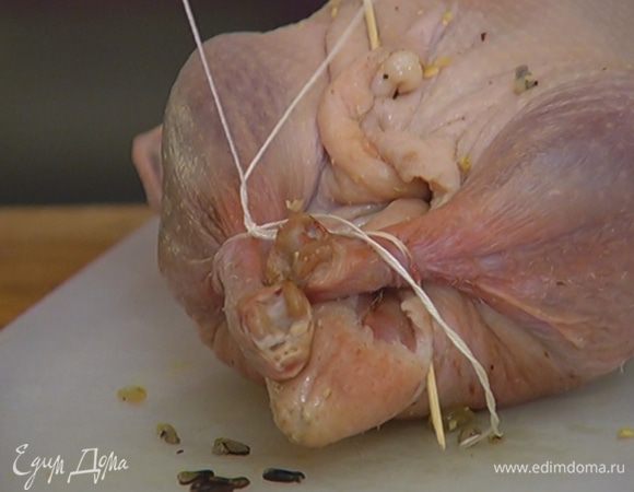 Нафаршировать тушку утки начинкой, плотно утрамбовывая ее, затем скрепить края отверстия длинной деревянной шпажкой, ножки и крылья плотно привязать к тушке пищевой нитью.