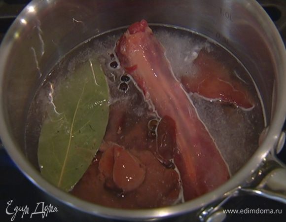Утиные потроха и шейку залить 200 мл воды, добавить душистый перец, гвоздику, можжевельник, лавровый лист, посолить и сварить густой, насыщенный бульон.