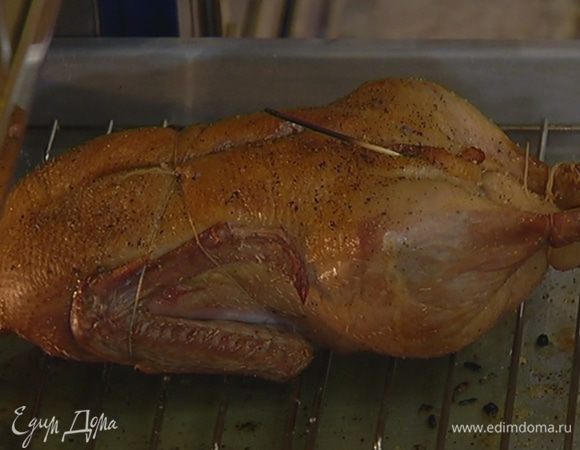 Через час утку полить бульоном из потрохов и перевернуть, так чтобы спинка тоже поджарилась, через полчаса утку еще раз перевернуть и запекать до готовности.