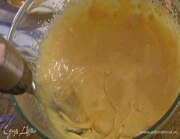 Приготовить тесто: белки 3 яиц отделить от желтков, желтки соединить с 40 г сахарной пудры, влить 1/2 ч. ложки ванильного экстракта, добавить шафран и взбить все миксером, так чтобы желтки посветлели и увеличились в объеме.