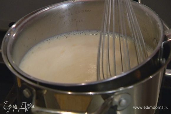 Приготовить крем: в небольшой кастрюле соединить яйца, сахарную пудру, крахмал, ванильный экстракт и все слегка взбить миксером. Поставить кастрюлю на водяную баню, влить часть молока и перемешать венчиком, затем, непрерывно помешивая, влить оставшееся молоко и прогревать еще минут 5, пока крем не заварится.