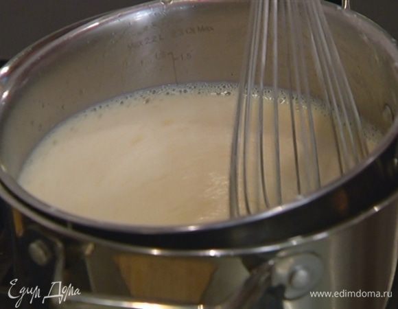 Приготовить крем: в небольшой кастрюле соединить яйца, сахарную пудру, крахмал, ванильный экстракт и все слегка взбить миксером. Поставить кастрюлю на водяную баню, влить часть молока и перемешать венчиком, затем, непрерывно помешивая, влить оставшееся молоко и прогревать еще минут 5, пока крем не заварится.