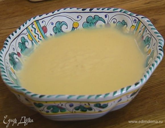 Снять кастрюлю с огня и продолжать некоторое время перемешивать крем, чтобы он не свернулся, затем перелить в глубокую посуду и отправить на несколько минут в морозильник, чтобы он остыл до комнатной температуры.