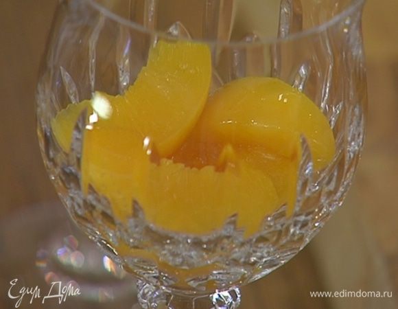 Персики выложить из банки и, слив сироп, полить их шерри, затем перемешать, нарезать маленькими дольками и большую часть разложить в прозрачные бокалы.