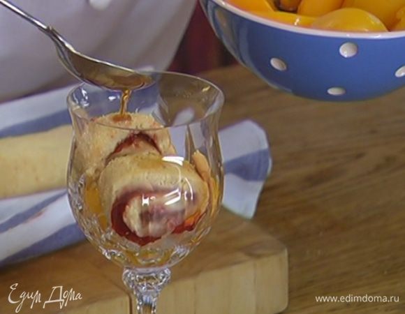 Рулет нарезать тонкими ломтиками, выложить по нескольку кусочков в каждый бокал и полить оставшимся от персиков шерри.