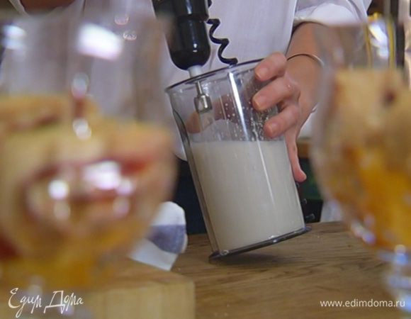 Сливки взбить.