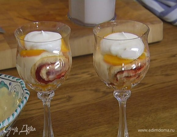 Остывший крем выложить в бокалы поверх рулета, добавить еще немного нарезанных персиков и взбитые сливки.