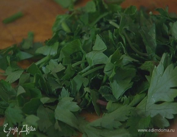 Петрушку, кинзу и мяту мелко порезать.