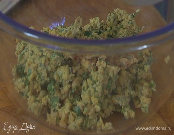 В чаше блендера соединить отваренный горох, всю зелень, добавить корицу, куркуму, зиру, пасту тахини и все измельчить, так чтобы остались крупные кусочки.