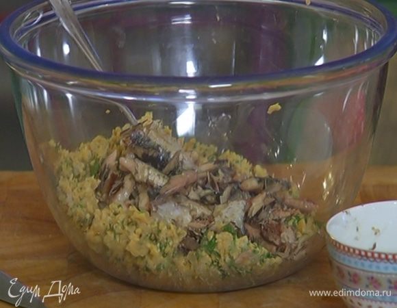 Добавить сардинки и вымешать вилкой — должна получиться однородная масса с небольшими кусочками рыбы.